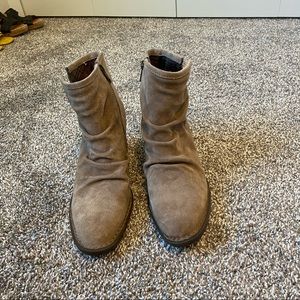 Taupe suede western-inspired slouchy Born heeled ankle booties size 8.5